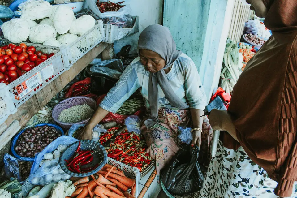 Pedagang sayur dan cabai di pasar tradisional